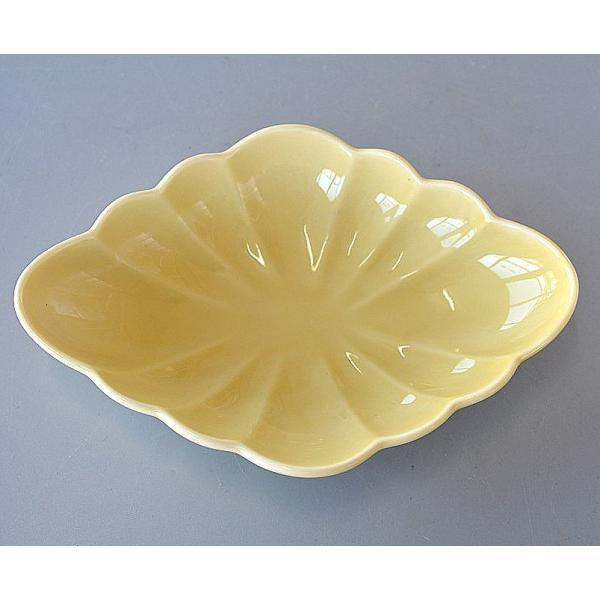 中皿 菊花形 菱形 薄黄