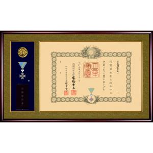 美品 勲記 勲章額 褒章額 大型 額縁 叙勲額 叙勲 日本製 勲記 勲章 額縁 【 叙勲二つ窓 】 勲章ケース入り 南洋材 32