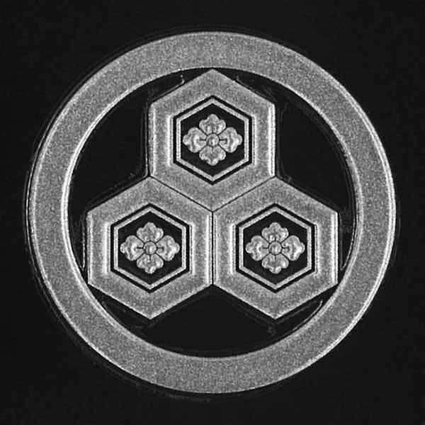 家紋 蒔絵シール 家紋ステッカー 「 丸に三盛亀甲に花菱 」 銀 30mm
