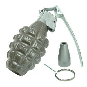 手榴弾型6mmBB弾ボトル　MK2　パイナップル型　送料無料｜toystadiumookawaya