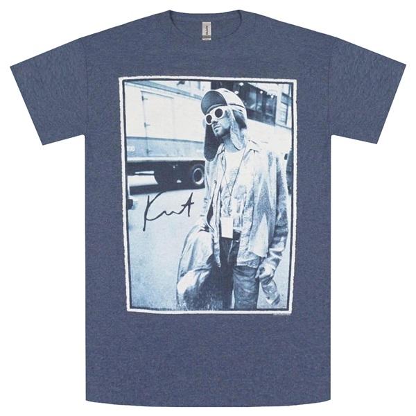 KURT COBAIN カートコバーン Standing By Bus Photo Tシャツ