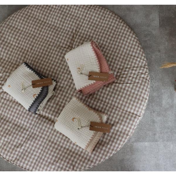 ゴールドの刺繍糸。6重ガーゼブランケット星と月の刺繍　Sサイズ（約70×85ｃｍ）TRICK HOL...