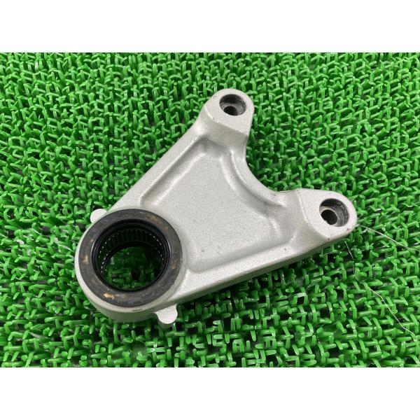ZRX1200R リアブレーキキャリパーサポート 577 カワサキ 純正 中古 バイク 部品 ZRT...