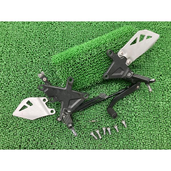 ZX-10R ステップ 左右 0697/0698 カワサキ 純正 中古 バイク 部品 ZX1000J...