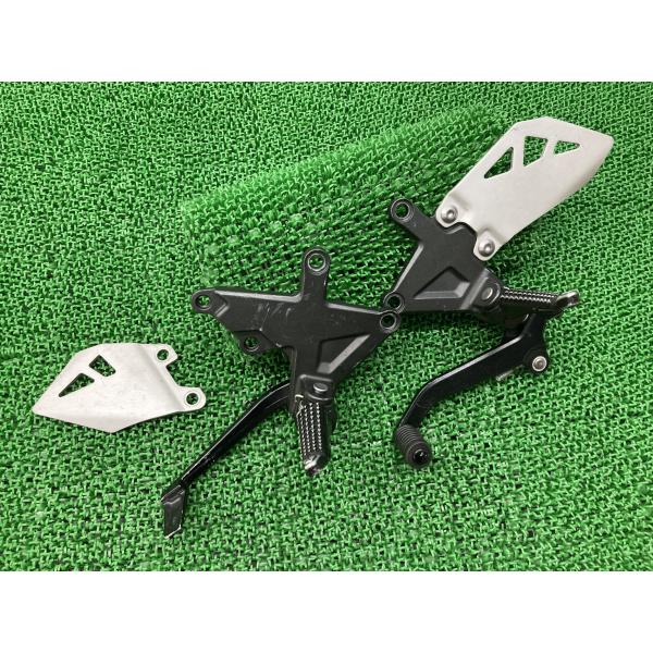 ZX-10R ステップ 左右 0697/0698 カワサキ 純正 中古 バイク 部品 ZX1000J...