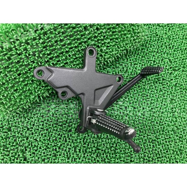 ZX-10R ステップ 右 0698 カワサキ 純正 中古 バイク 部品 ZX1000J ZX100...