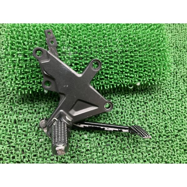 ZX-10R ステップ 右 0698 カワサキ 純正 中古 バイク 部品 ZX1000J ZX100...