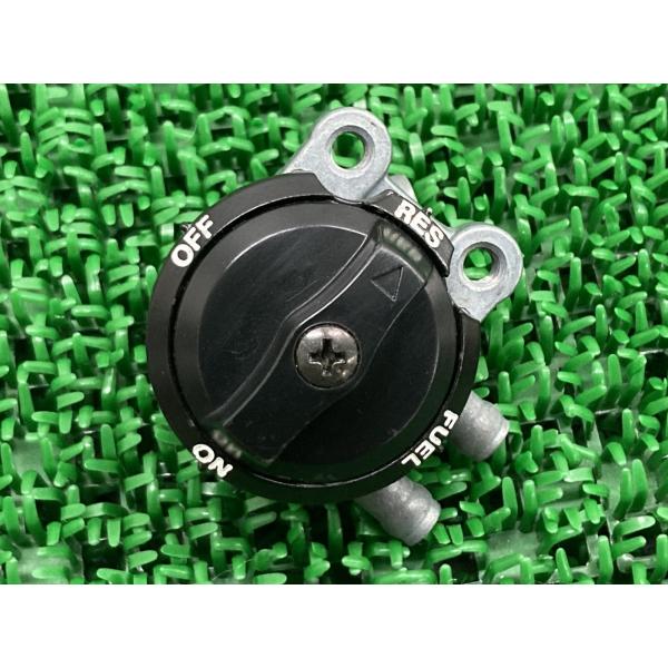 ZZ-R1100 フューエルコック カワサキ 純正 中古 バイク 部品 ZXT10D ZZR1100...