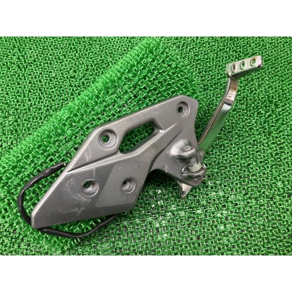 GSX250R ステップホルダー 右 C1R スズキ 純正 中古 バイク 部品 DN11A メインス...