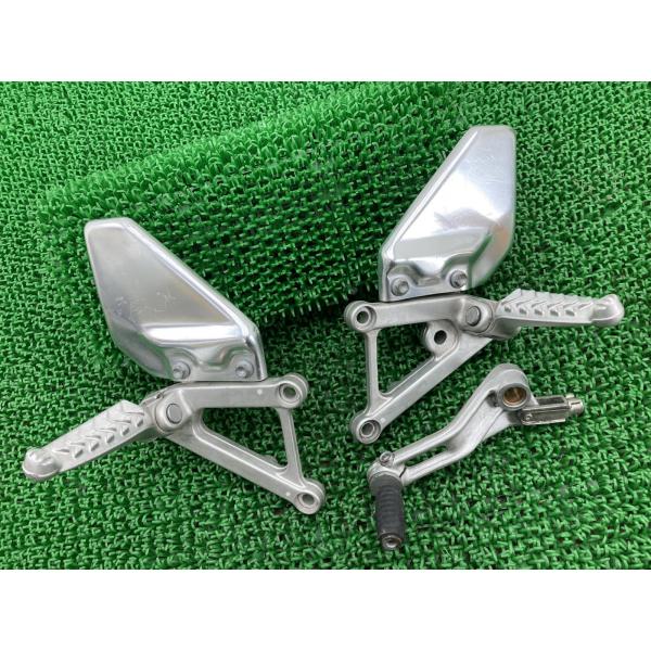 RSV1000ミレ ステップ 左右 E11881 アプリリア 純正 中古 バイク 部品 トゥオーノ1...