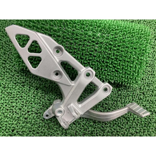 GSX-8R ステップ 右 298642/25L スズキ 純正 中古 バイク 部品 EM1AA 29...