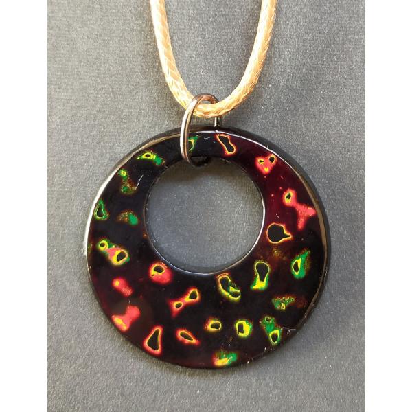 津軽塗のネックレスを、おみやげ・記念品・プレゼント・自分用のアクセサリーとしてお使いください。