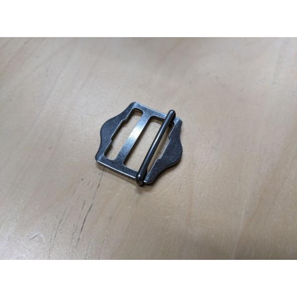 尾錠(546)(ブラック25mm)[1個辺り] 紳士チョッキやベストの後ろに使う金具 チョッキ用尾錠...