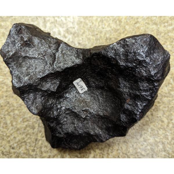 ギベオン原石 　ハート形【特大】 3.68ｋg　完全体 Gibeon meteorite 鉄隕石