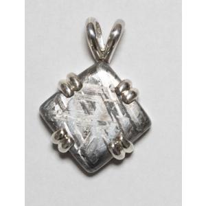 ギベオン隕石　ミニ四角（ひし形）　爪留ペンダントトップ　シルバー　約8.5ｇ　菱形
