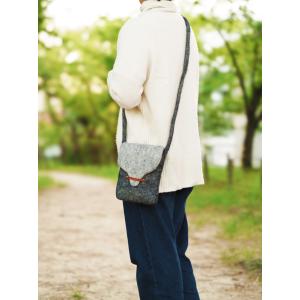 フェルトバッグ ななめがけポーチ　undyed+アンダイドプラス