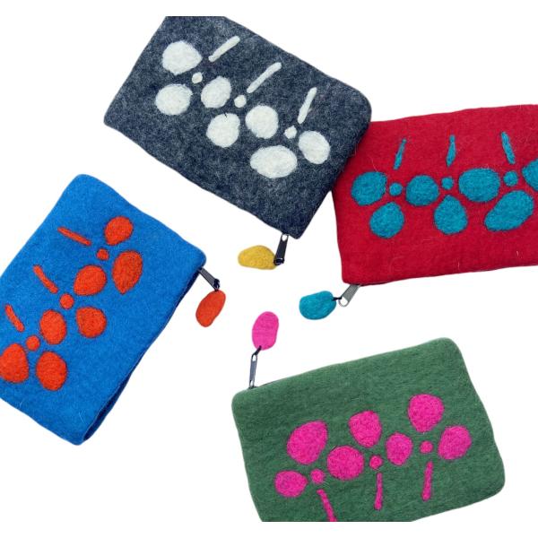 お花の模様のカラフルなフェルトポーチ　スクエア