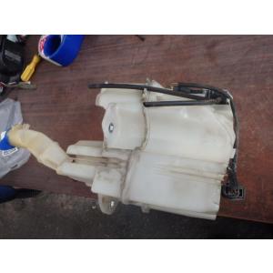 ボルボ 60シリーズ LA-RB5244 ウォッシャータンク 2400 S60 B5244  赤  ...