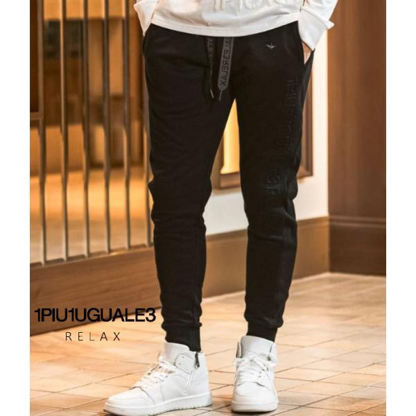 1PIU1UGUALE3 RELAX ウノピゥウノウグァーレトレ リラックス エンボスロゴジョガーパ...