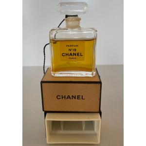 【中古】CHANEL シャネル　N19 パルファム 14ml｜uppro