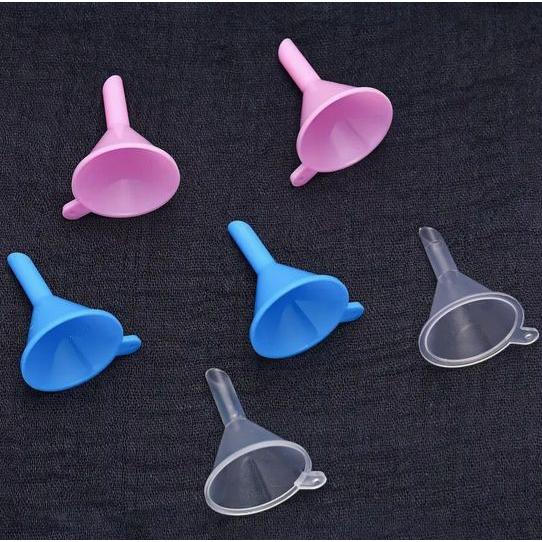 1個 透明 ミニチュアファンネル じょうご 漏斗 ボトリング 香水 エッセンシャルオイル (RA2)