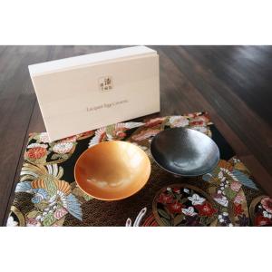 丸モ高木陶器 漆薄手磁器 Lacquered thin porcelain 平盃ペア(木箱入) ラッピング有 0100-068-00 ギフト 贈り物 器 酒器 セット｜usamart