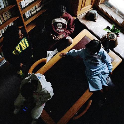 SYNA WORLD VARSITY CREW SWEAT スウェット 【LIGHT BLUE】