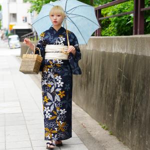 浴衣 レディース セット utatane 浴衣 3点セット 高級変わり織 紺地にイエローの片寄せ疋田花 フリーサイズ 浴衣・帯・下駄付き 紺 兵児帯 ●