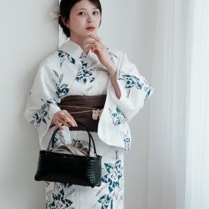 浴衣 レディース セット utatane 浴衣 3点セット 高級変わり織 白地にインクブルーの百合 フリーサイズ 国内染色 浴衣・帯・下駄 白 青 ●