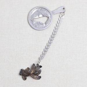 帯飾り 数-SUU- レトロモダン系 和装小物 金魚 ダークグレー系 ガンメタ 銀 出目金 金魚すくい 浴衣 夏 おしゃれ 専用豪華ボックス 着物 帯 国産 ハンドメイド