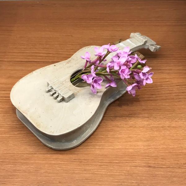 花と楽器のシンフォニー　花器　ギター　白