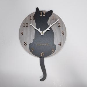 はみだしワンちゃん振り子壁掛け時計　猫　黒　時計板グレー　おしゃれ　職人が作る日本製　プレゼント　贈り物