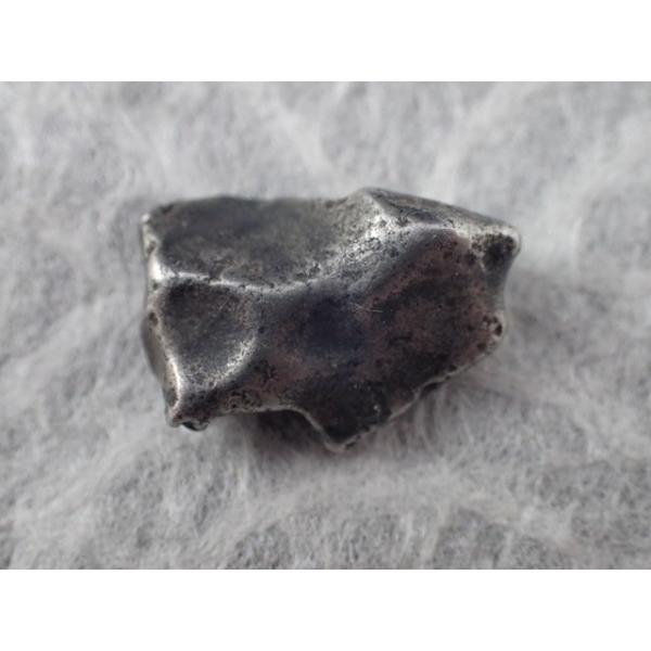 天然隕石（メテオライト）　石質隕石　アルゼンチン産　鉄JIAB　寸法　：　15.5X10.1X5.1...