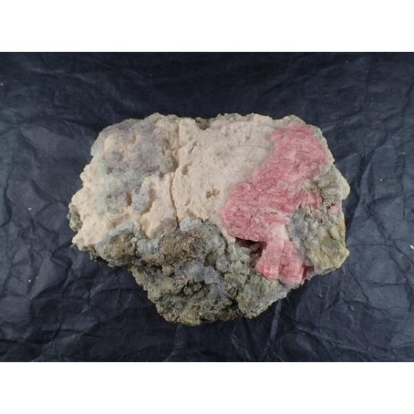 ロードクロサイト（インカローズ）とフローライト原石の共生鉱　中国広西省産　寸法　：　139.0X10...