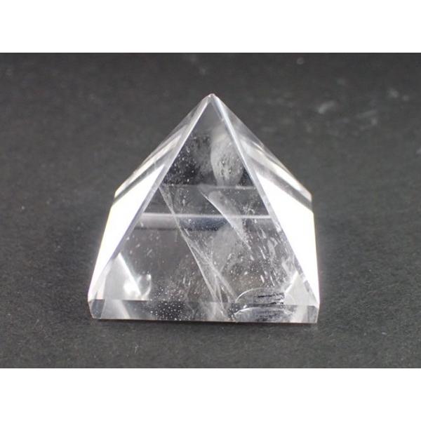水晶　ピラミッド型　寸法　：　３３．４X３２．７X２９．５ｍｍ/３８ｇ