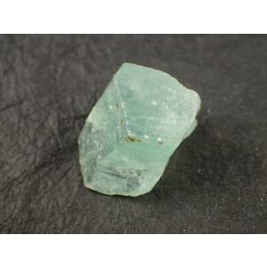 グリーンカルサイト（Green Calcite) Chihuahua, Mexico 産　寸法　：　28.5X24.1X15.8mm/13.5g