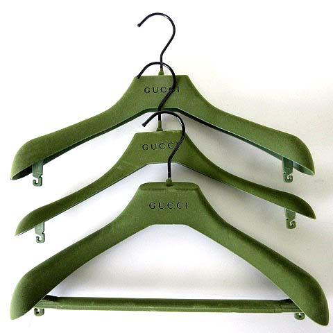 グッチ GUCCI ハンガー 3本 セット トップスハンガー ベロア ロゴ 刻印 カーキ 美品 レデ...