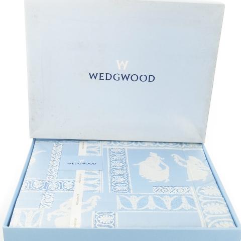 未使用品 ウェッジウッド WEDGWOOD 寝具 羽毛布団 羽毛掛ふとん 肌掛け オリエンタル 総柄...