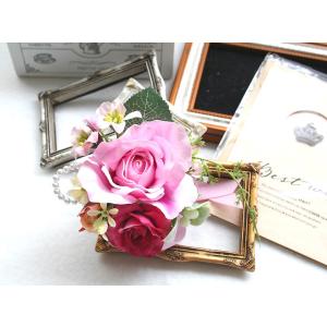 スイートピンク色のバラのコサージュ