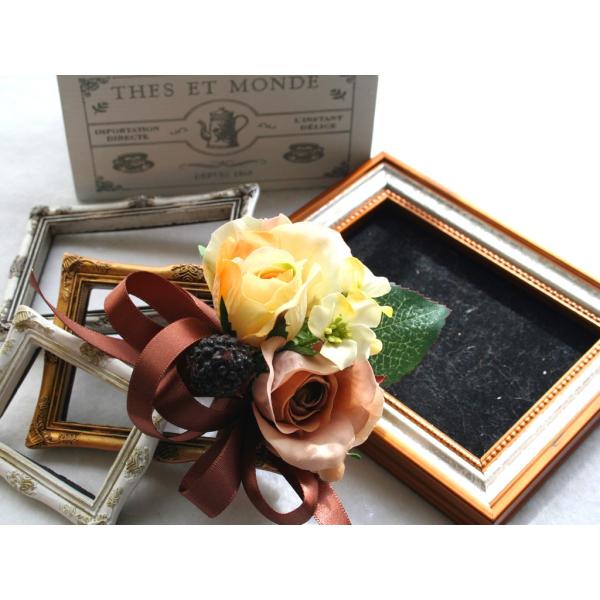 黄色とブラウンの小さなバラのコサージュ