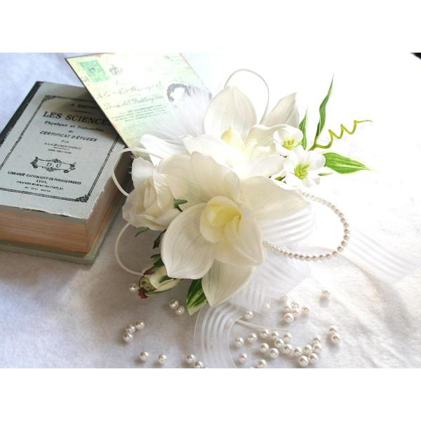 白色のシンビジウムのコサージュ