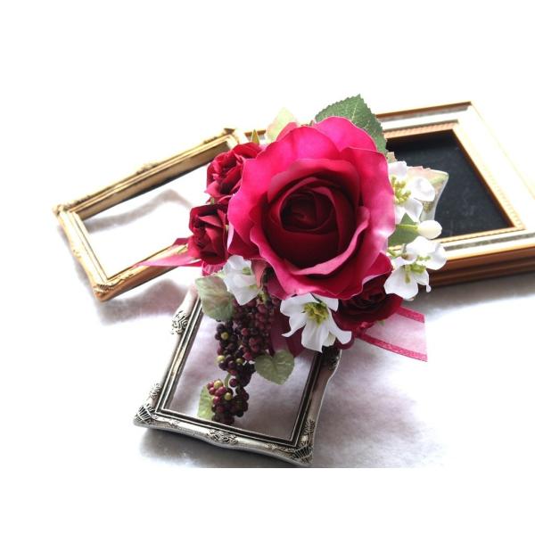 赤ワイン色のバラのコサージュ