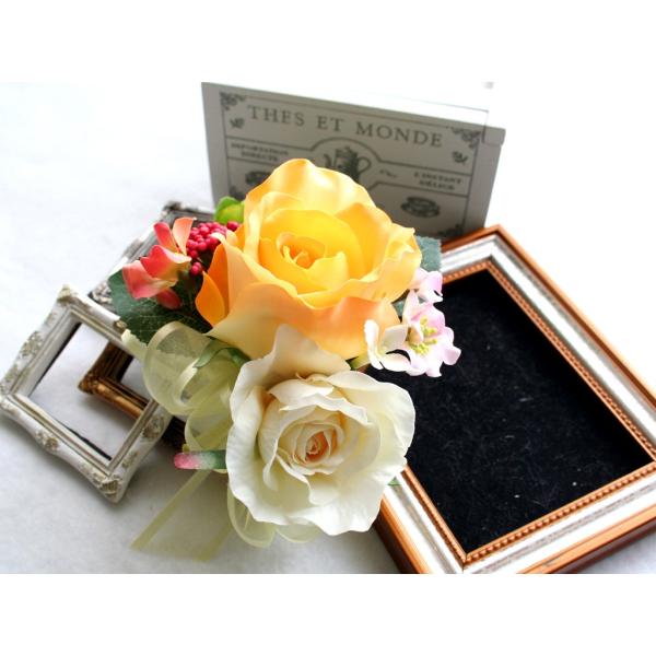 黄色のバラのコサージュ