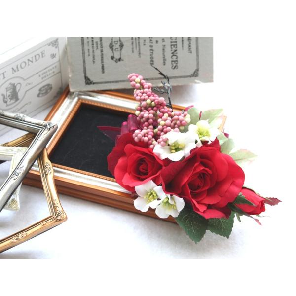 クレセット調の赤バラのコサージュ