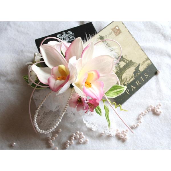 エレガントなシンビジュームのコサージュ