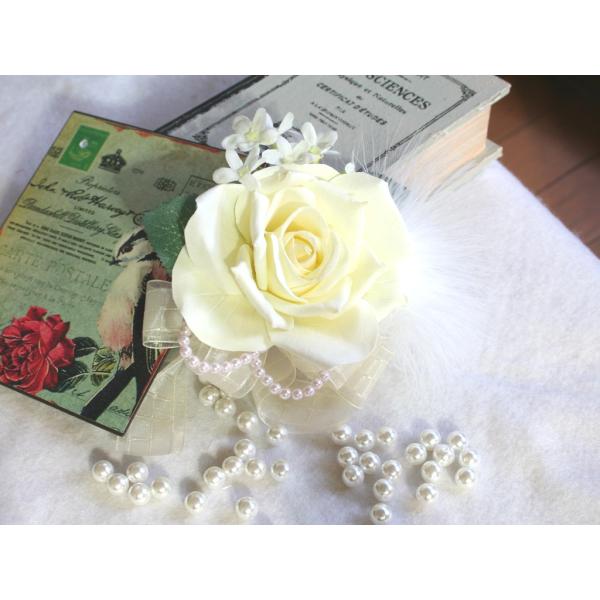 白バラとファーのコサージュ