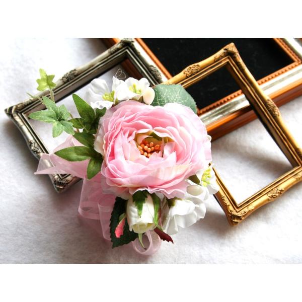 ソフトピンクのラナンキュラスのコサージュ