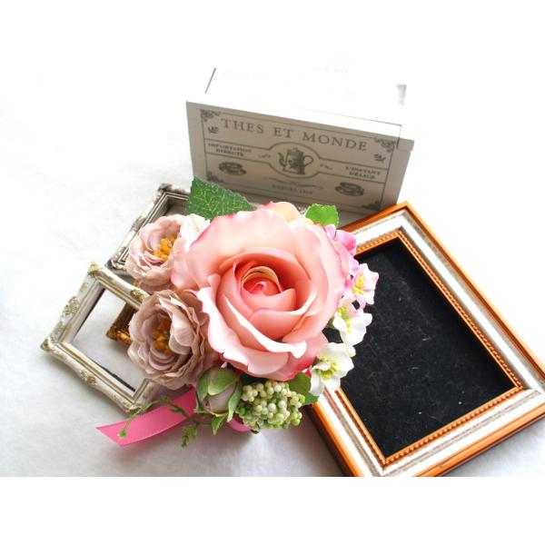 ピンクのバラのコサージュ