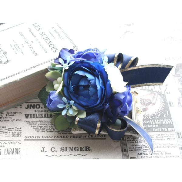 ブルー系を集めたバラのコサージュ