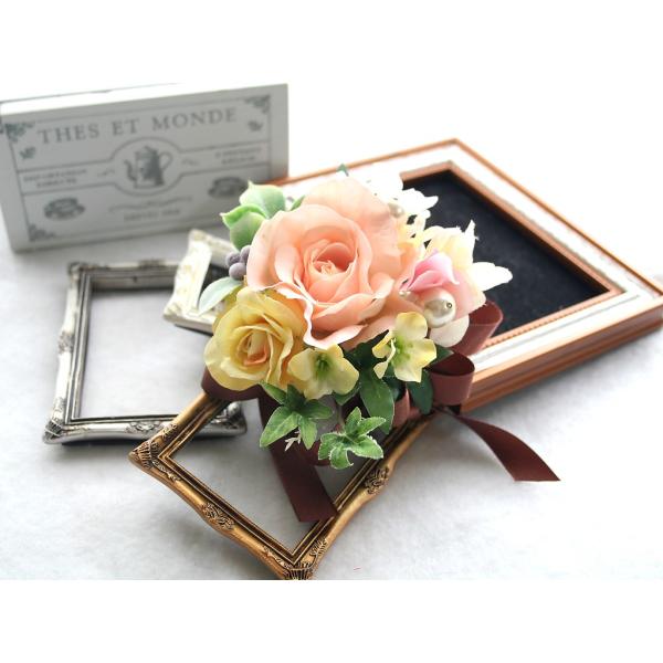 サーモンピンクの優しいコサージュ